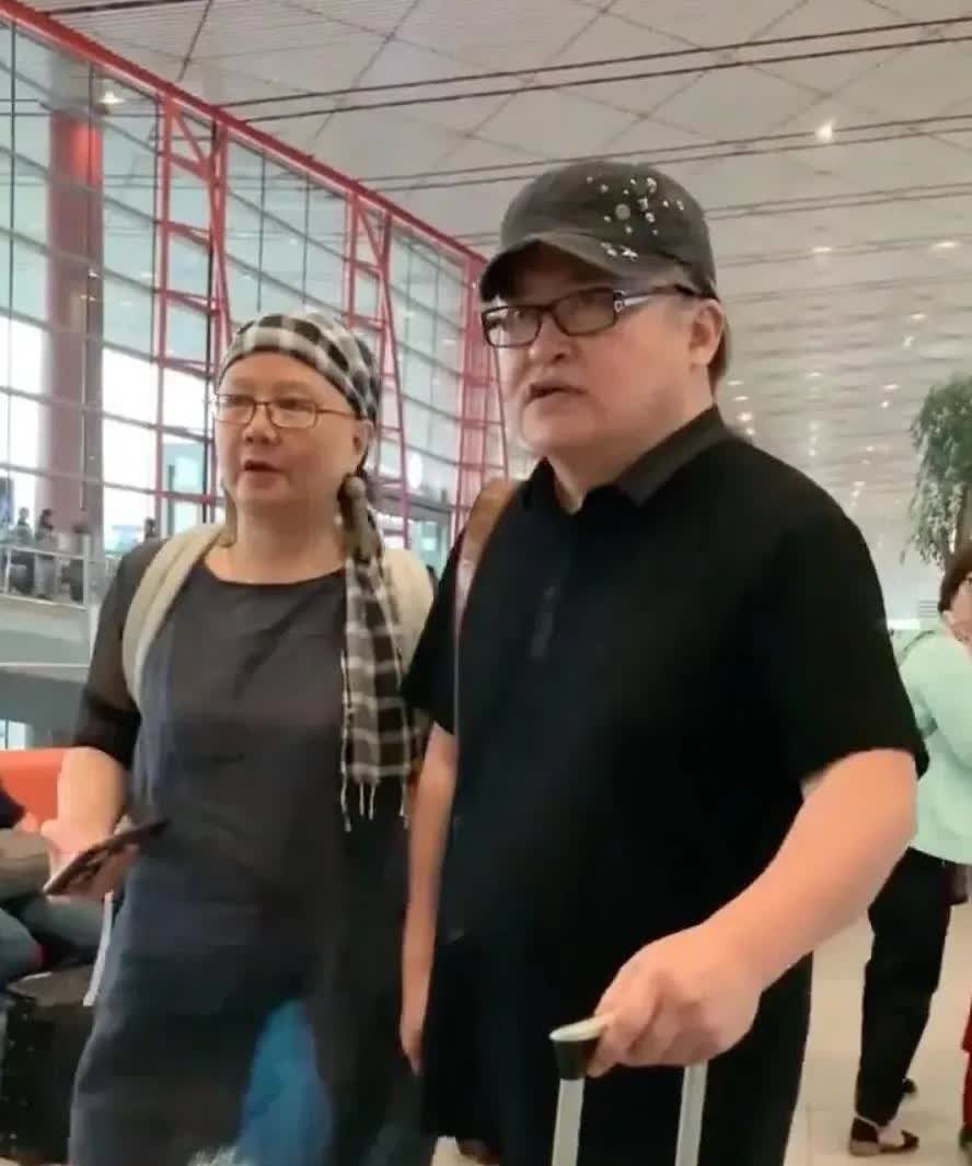 刘欢罕见和妻子同时现身，两人非常般配，有“夫妻相”，妻子扎马尾辨戴头巾个性时髦，