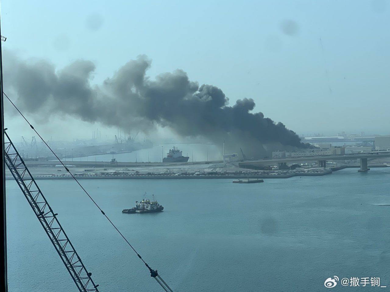 阿联酋阿布扎比扎耶德港反复受到伊朗无人机的袭击。海湾国家中阿联酋距伊朗最近，伊朗