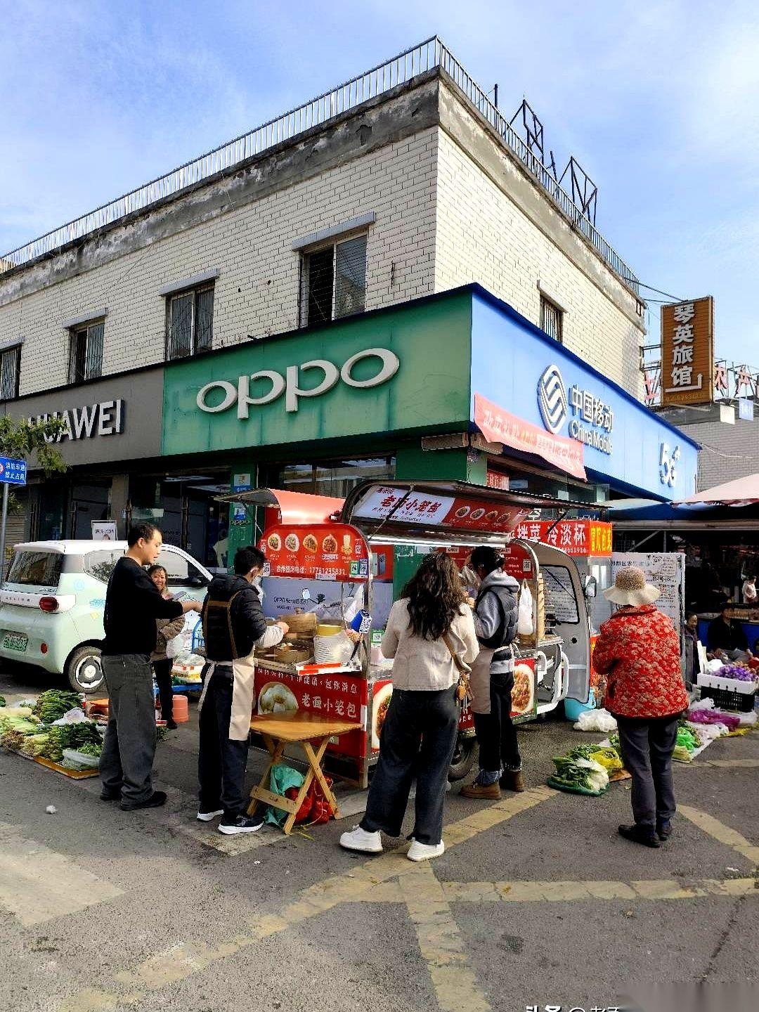 卷到最后，你猜谁发了财？不是那些起早贪黑蒸包子的，是那个在城郊，闷头给旧三轮车焊