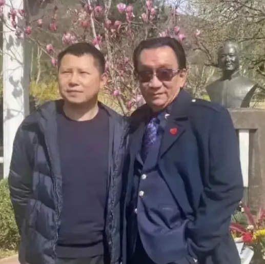 一次，侯耀华在唐杰中的收徒仪式上暗讽郭德纲：“别让相声毁在一些儿个败类手里，有的
