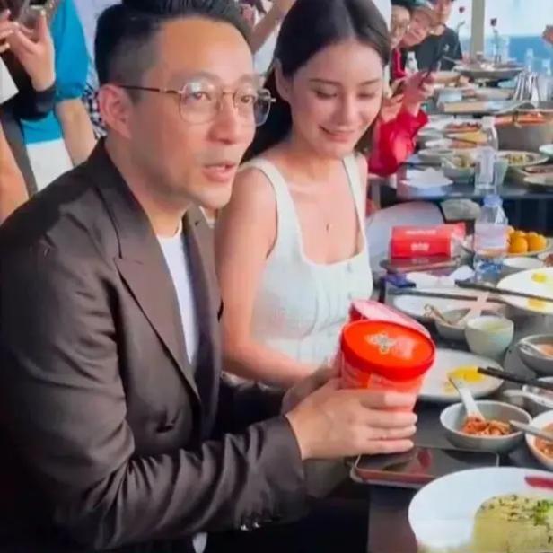 他刚在产房握着新生儿的小手喜极而泣，转头就飞过海峡，去拥抱那个已经快到他肩膀高的