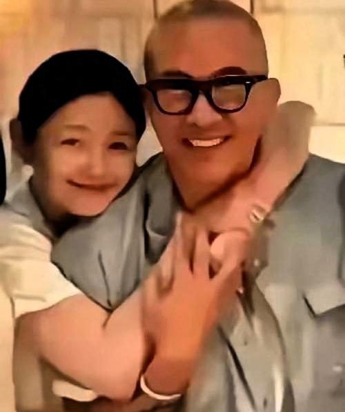 最近网上有个姑娘和韩国老公结婚后天天发合影，照片看着挺奇怪的。有人说她老公不给钱