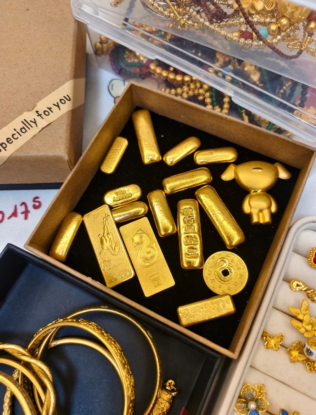 最近的金价好像稳定了，我妈一直催我买些黄金存着，其实这个价格，我还是觉得很贵