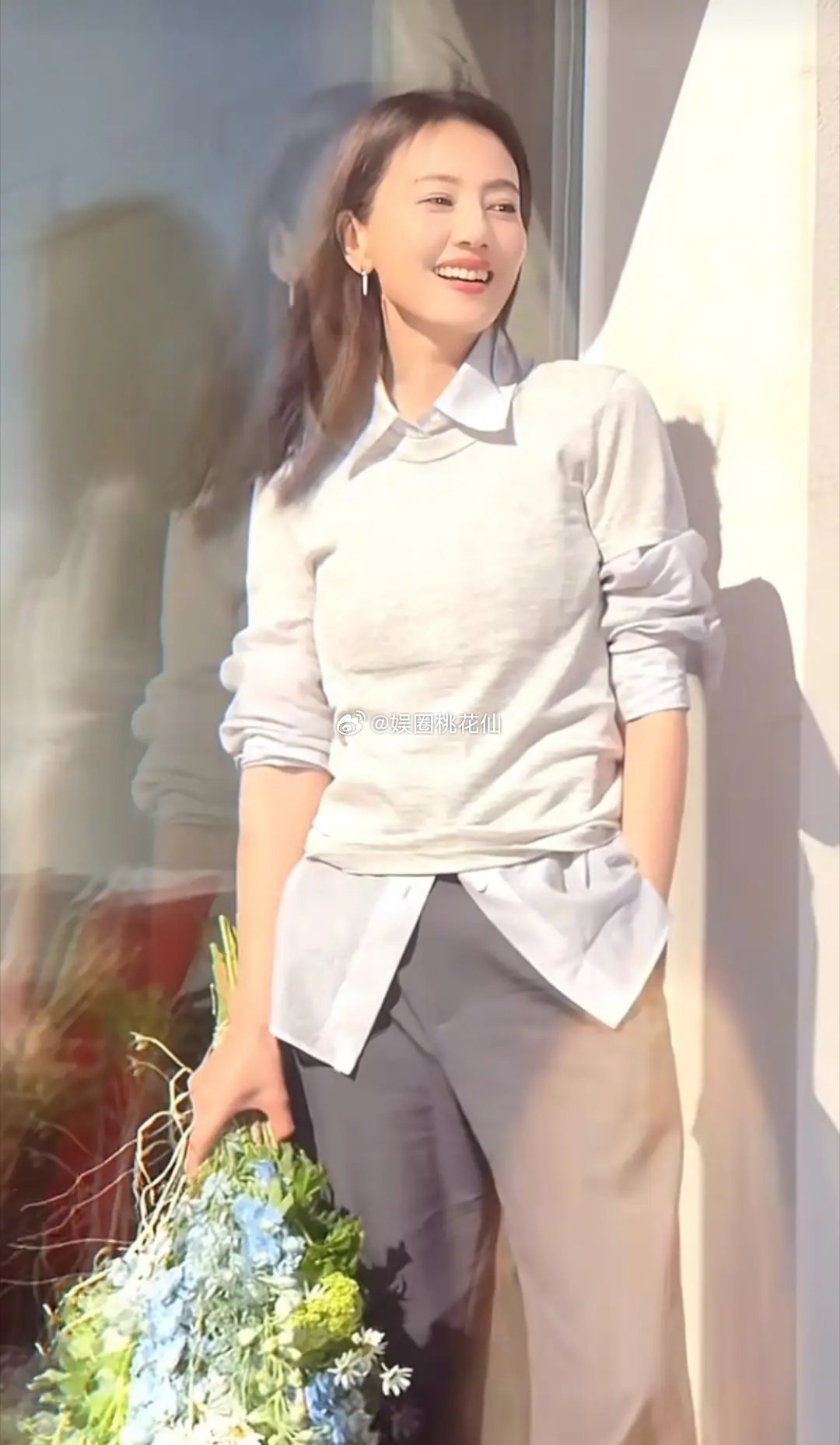 46岁高圆圆春日穿搭衬衫+短袖+灰裤子，减龄又清爽，嫩得像26岁！！！！！