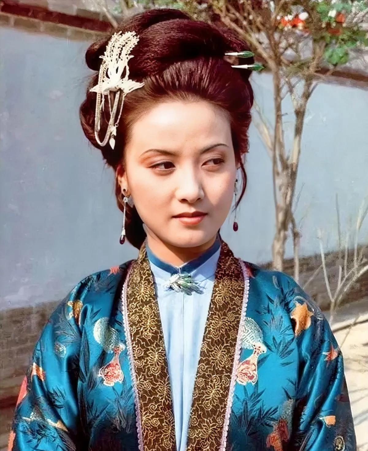 为什么王熙凤出生于四大家族却大字不识？其实在红楼梦里，王夫人的文化水平更为糟糕