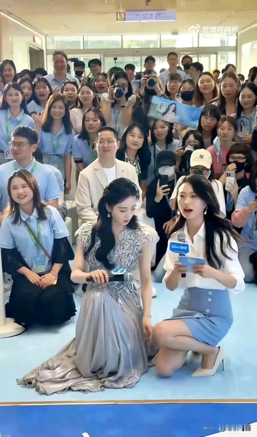 女孩的裙摆也可以保护别人，这个举动太暖心了，在娱乐圈尤其难得