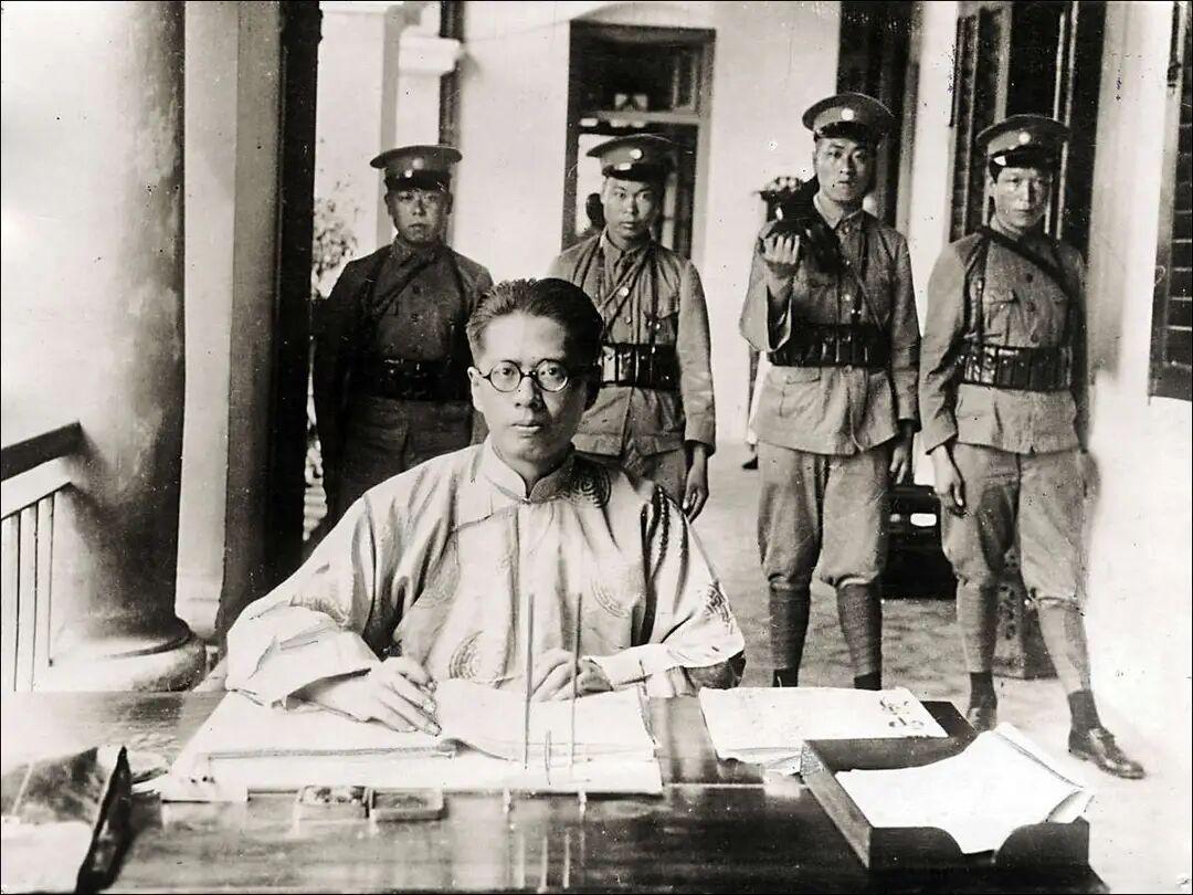 课本上只告诉你宋子文是民国财政巨擘，是孔宋家族的权势核心。但课本没告诉你，他这辈