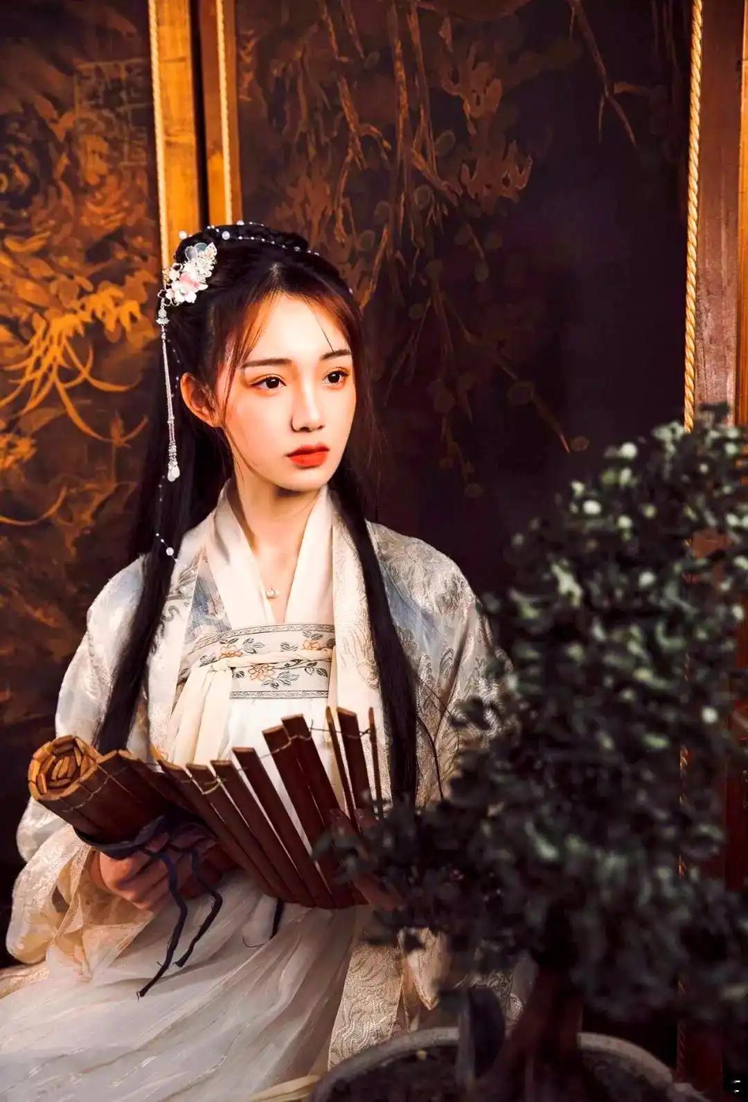 修面相；一修眼神，早上起来看远处的东西，定睛看一两分钟，练眼神，盯得住眼神稳当的