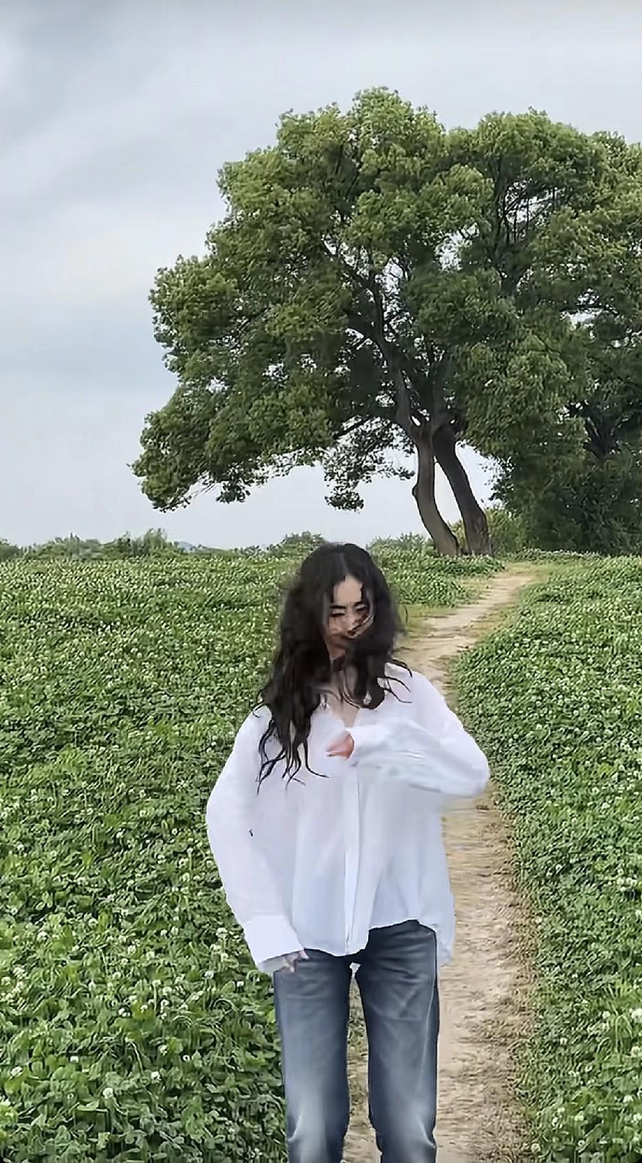 曾经的首席车模兽兽近日独自跑到浙江的户外拍视频，身材惨不忍睹，网友劝她穿紧身牛仔