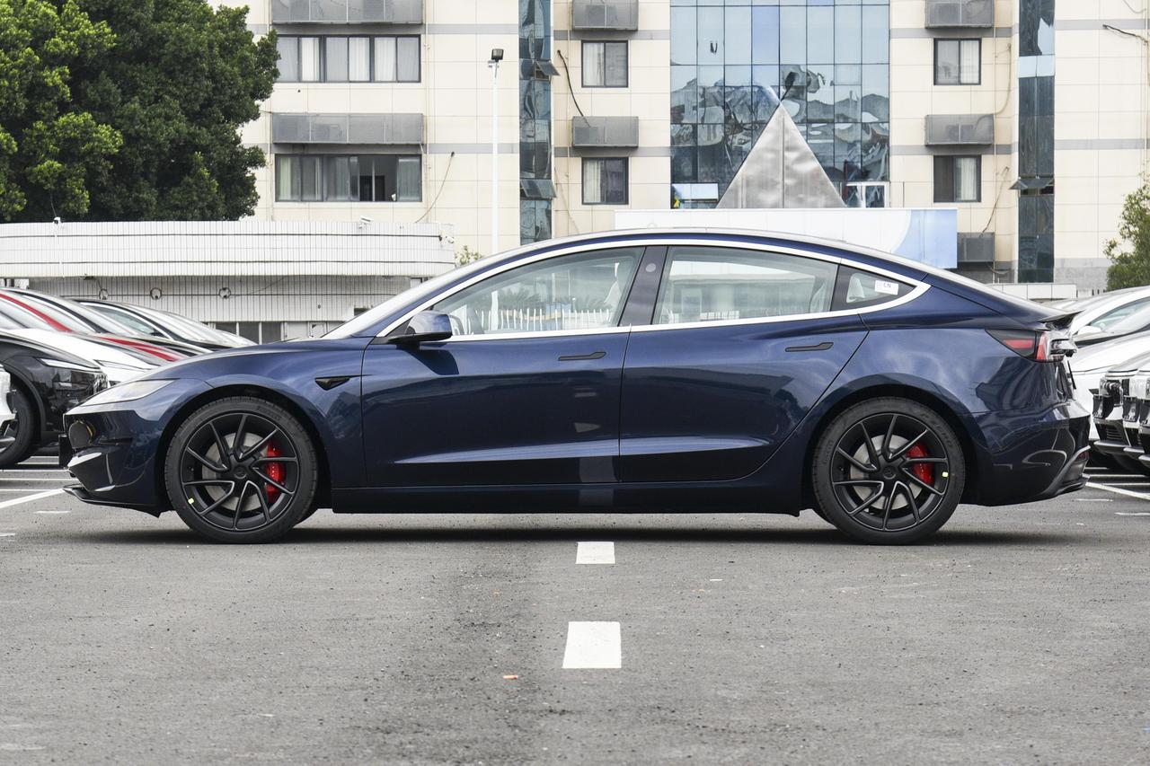 特斯拉Model3极简内饰看着简单？EasyEntry上下车自动挪座椅这功能9
