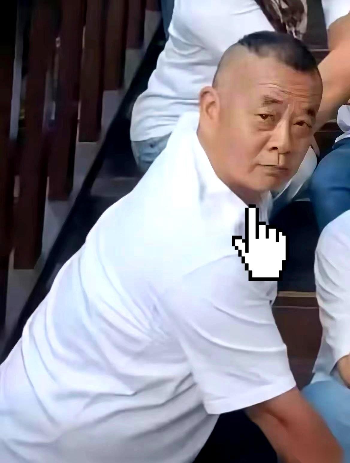 一个重庆大哥，开着车浩浩荡荡到了云南，想订个房。老板娘瞅了一眼他的渝A车牌，直