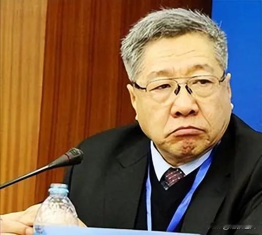 当年深度参与2014年养老金并轨改革设计的专家郑秉文，最近在网上彻底被推上了风口