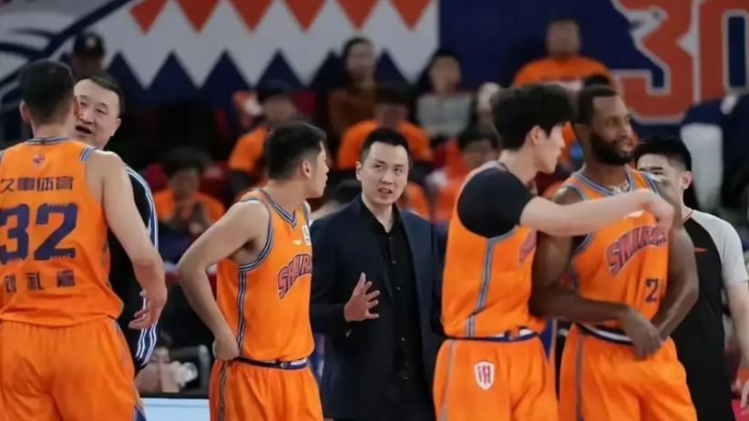 上海队，本赛季打球的人太多了，你看CBA俱乐部杯上海队少了张镇麟，少了李弘权，李