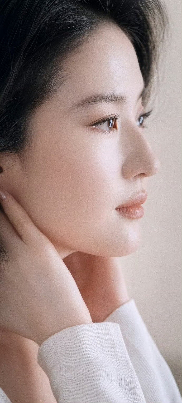 刘亦菲完全不再清纯了满满的熟女风，亦菲亲妈[爱心]​