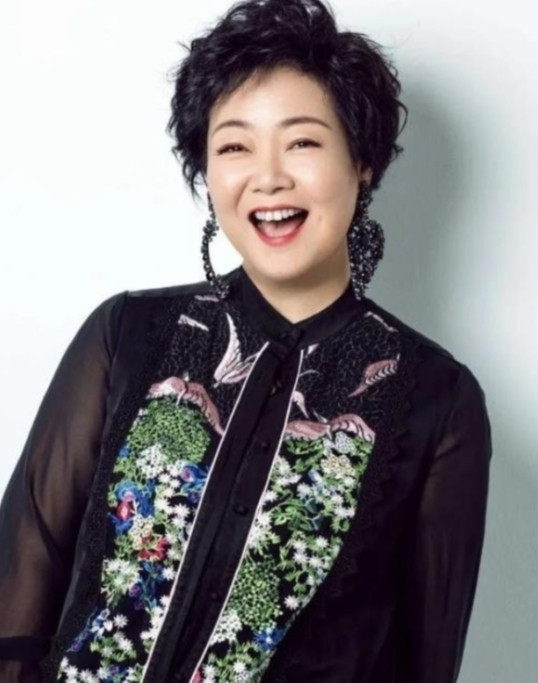 1991年，萨日娜为能分到11平米房子，258元彩礼就嫁给同学潘军。婚后她被嫌弃