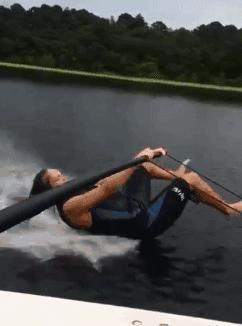 美女掌握了冲浪的新姿势​​​