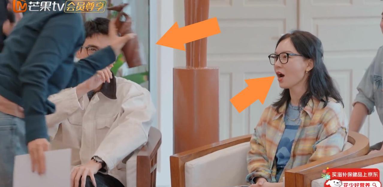 那英拿着奖杯向龚俊他们炫耀，好不嘚瑟，下一秒，陈数也拿着同样的奖杯。那英