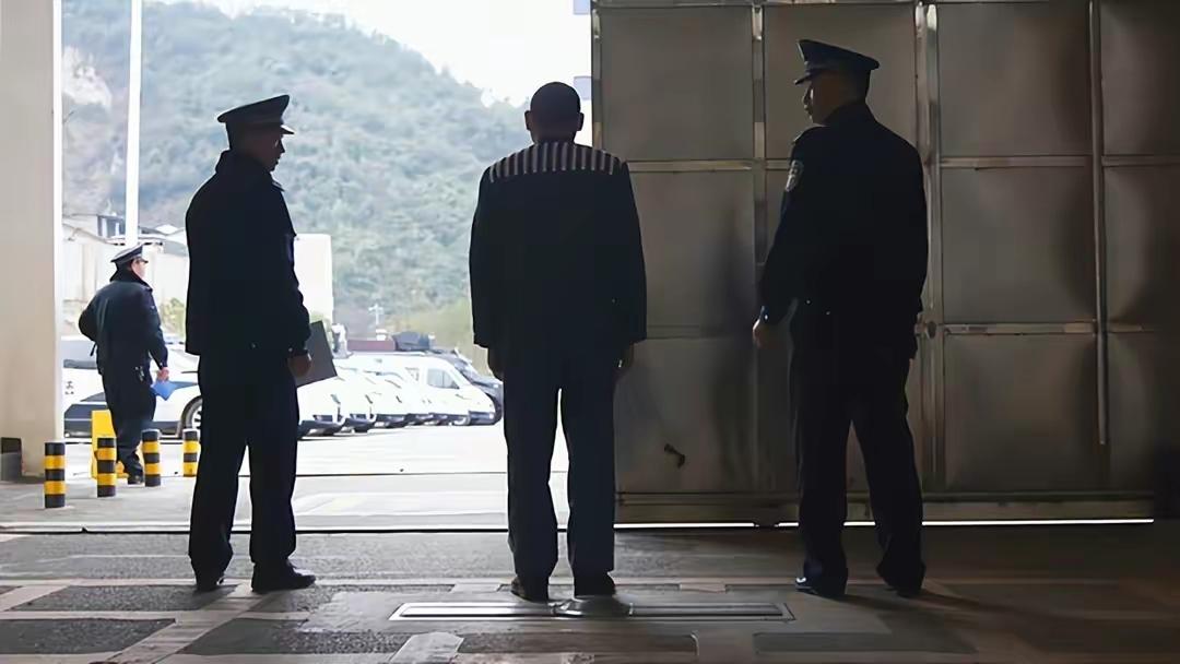 你会可怜这样的发小吗？我有一个发小，我们从小没上学就在一起玩，后来上学以后就联