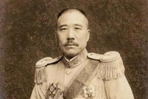 张宗昌和俄国武官打牌，俄武官输得精光，这时张宗昌说：“你欠我的钱我不要了，你把她