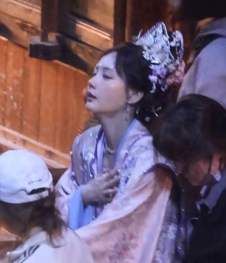 网友医院偶遇李一桐挂急诊！网友分享李一桐被助理搀扶进医院，身边有3个工作人员跟