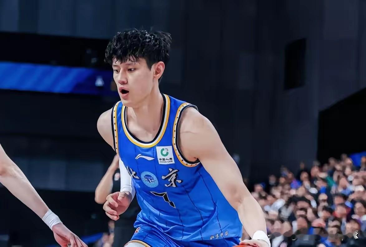 北汽现在首发阵容应该是斯佩尔曼，贝利，曾凡博，越睿，雷蒙，这样的首发才是最强的。