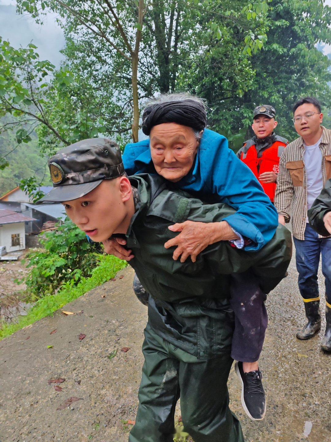 子弟兵在行动【直击现场！湖北恩施暴雨，武警官兵紧急驰援】5月17日至18日，恩施