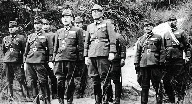 1945年8月，日酋天皇正式宣布决定投降，陆军大臣阿南惟几灰心丧气，支开了身边的