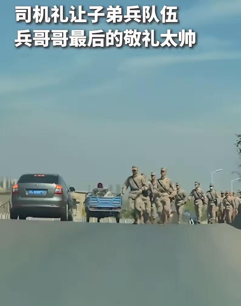 5月2日报道，大连街头的一幕让无数人动容，一位私家车车主在等红灯时，恰好遇到一队