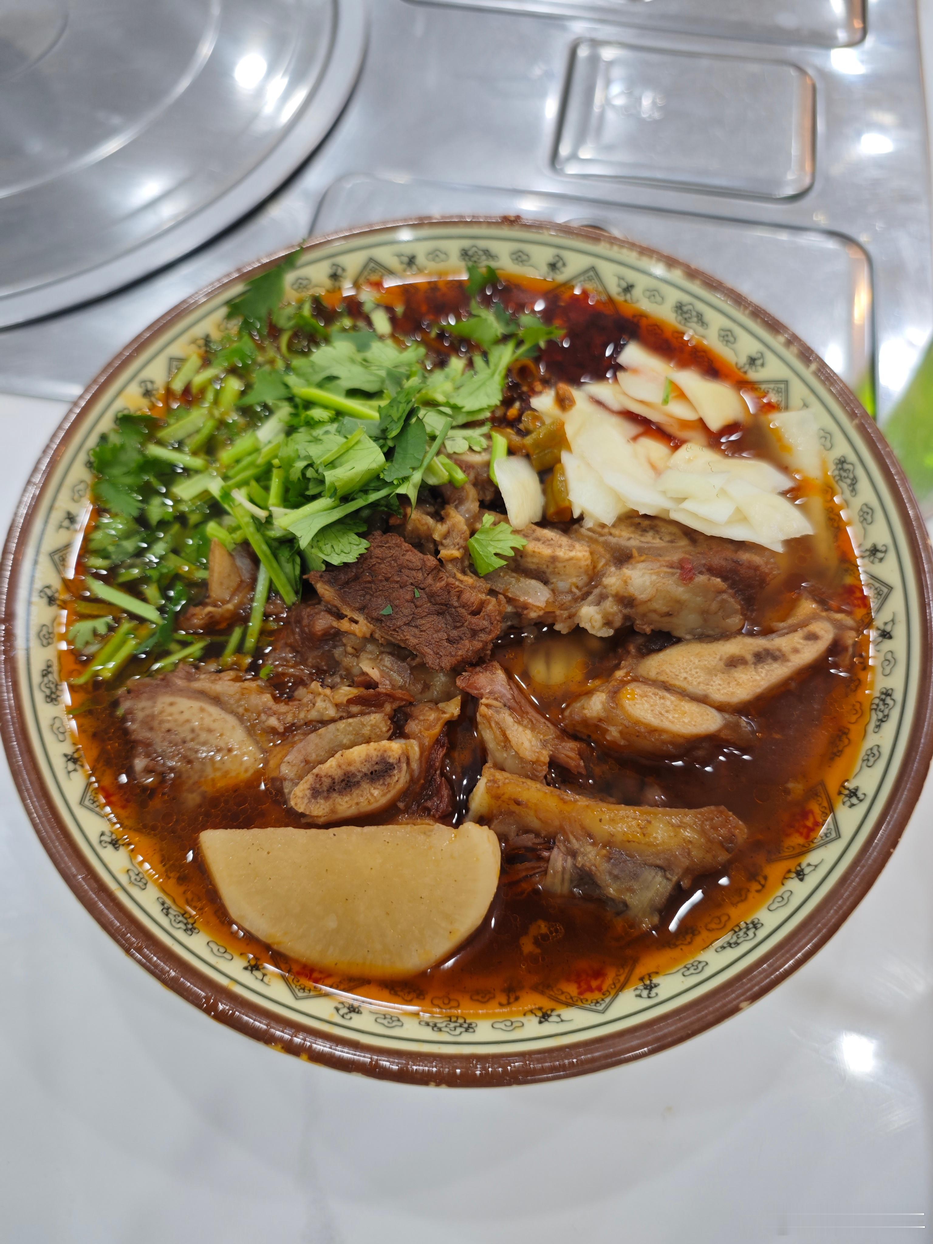 每次来剪头的时候正好都会来一碗牛骨头面一碗18量大味道好我特别喜欢吃面食