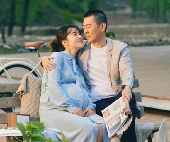 有一回，记者问蒋勤勤：“你老公拍《甄嬛传》，那么多美女围着他，你不醋吗？”蒋勤勤