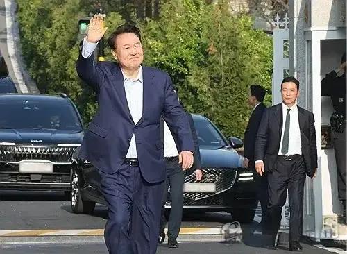 与特检的第一回合斗法，法律高手尹锡悦“胜”。法院驳回了特检对尹锡悦的逮捕令