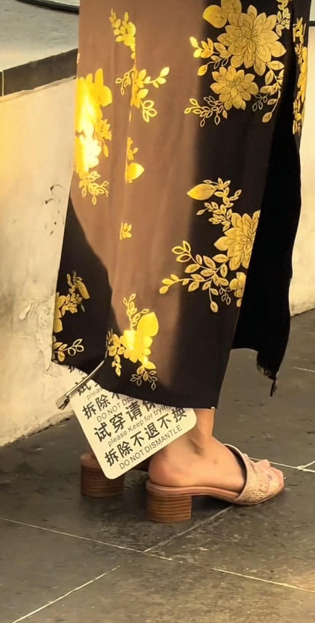 “丢人丢大了！”5月16日，上海一女子穿旗袍拍照，裙摆处挂着巨大吊牌，写着