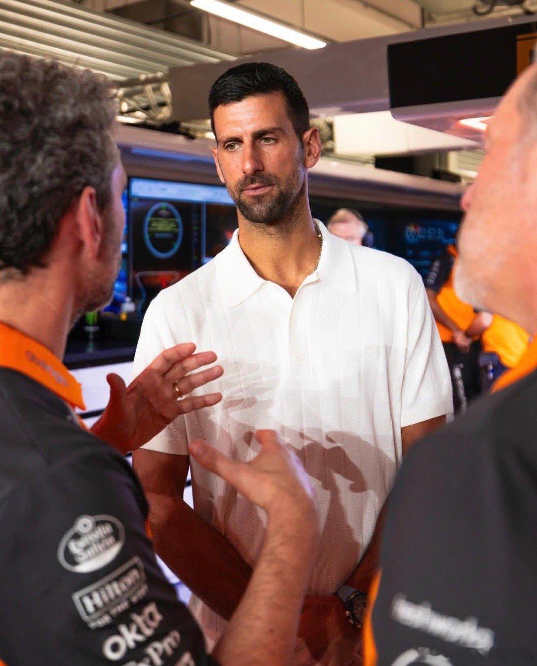 德约科维奇德约科维奇在卡塔尔🇶🇦，老父亲也属于模特级别了，啥类型的衣服都能