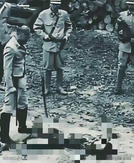 丧尽天良的日本鬼子，疯狂屠戮中国人的画面，看完之后让人久久不能平静，对待一个手无