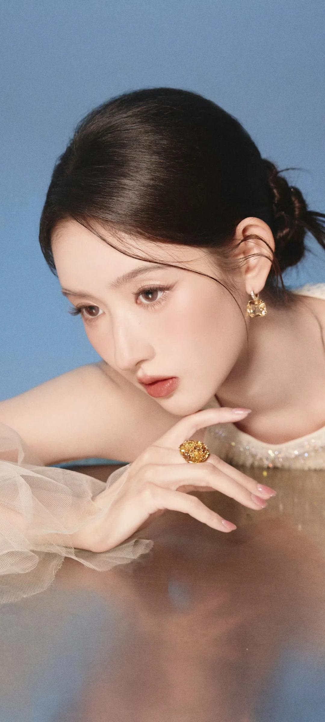 王玉雯壁纸～“这条闪着光泽的纱裙造型，让人一眼就迷上了这份美。