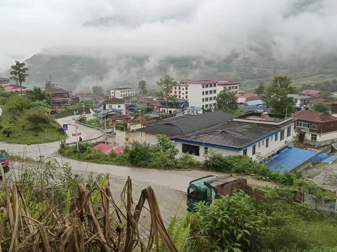 拉达克，一片充满历史韵味的高原之地。它位于克什米尔东南部，北有喀喇昆仑山脉，南有