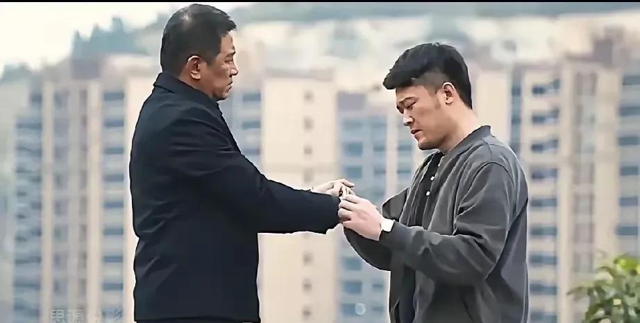 《以法之名》即将迎来大结局。姜红军供出孙飞，兰景茗见死不救。许言午开始反击，李人