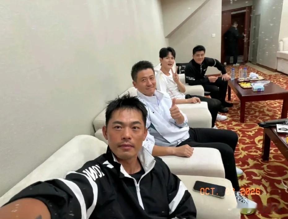 林丹，引发热议！10月2日晚，林丹在社交平台发文，晒出一张四人合影，问道：“我