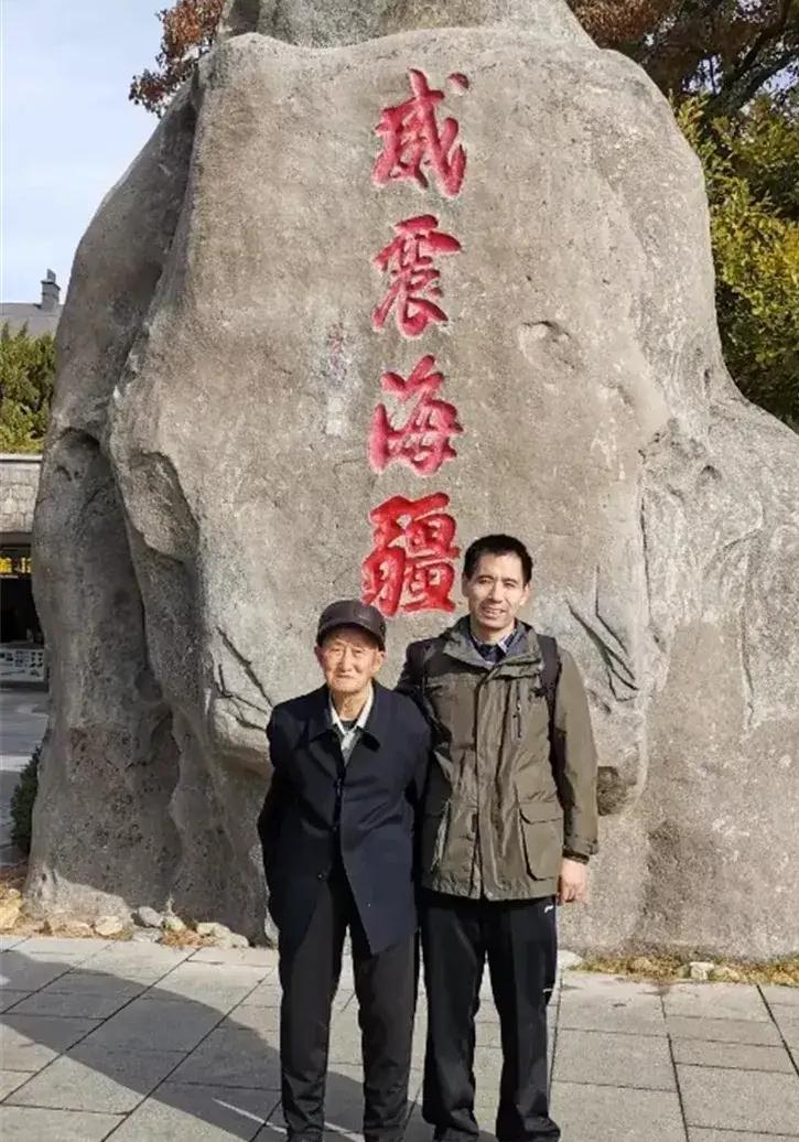 1979年，内蒙古一对夫妻生下儿子不想要，连夜送给村里刚丧子的贫农:“这孩子你要