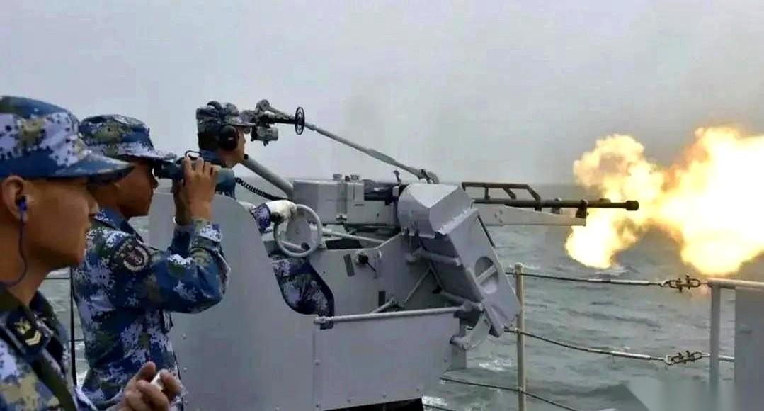 很多人盯着咱们的新军舰看，都会发现一个极不协调的细节。一边，是炮管比胳膊还粗的