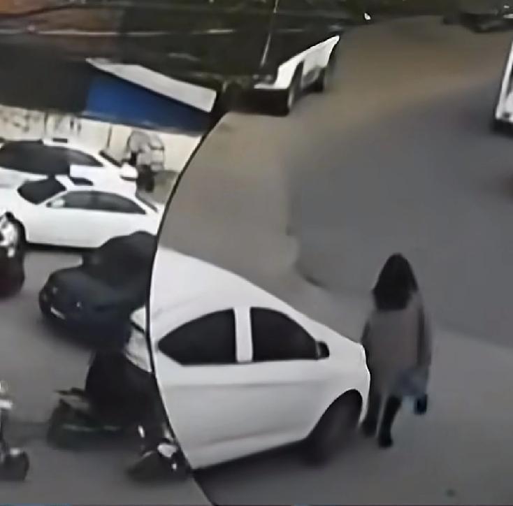 看了这个事情，全国开车的朋友的天塌了事情要回到三年前。河南驻马店一女子开车过程