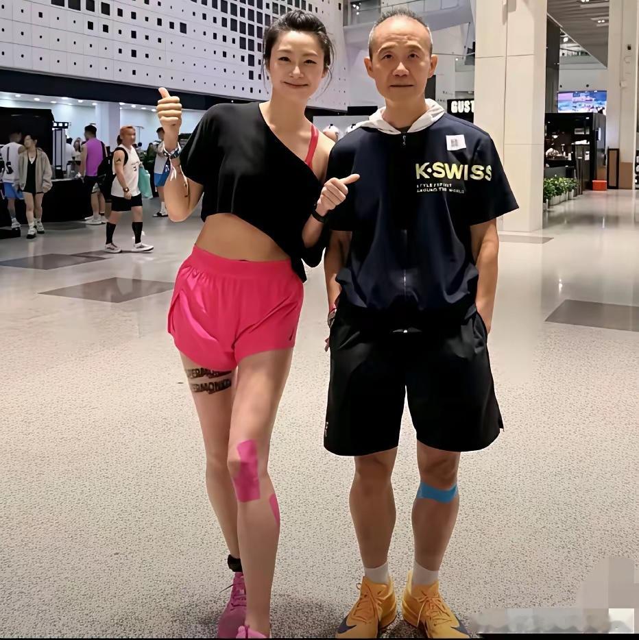 王石在健身房与美女粉丝的一张留影，王石状态非常好并没有想象中的那么老。