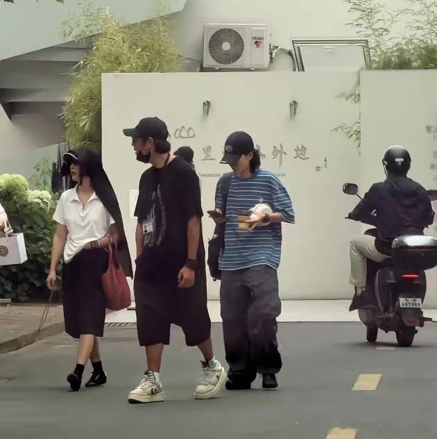 周迅陈坤的关系还是这么好！近日，网友在北京遇见他们，周迅穿着白T恤搭配黑色短裤，