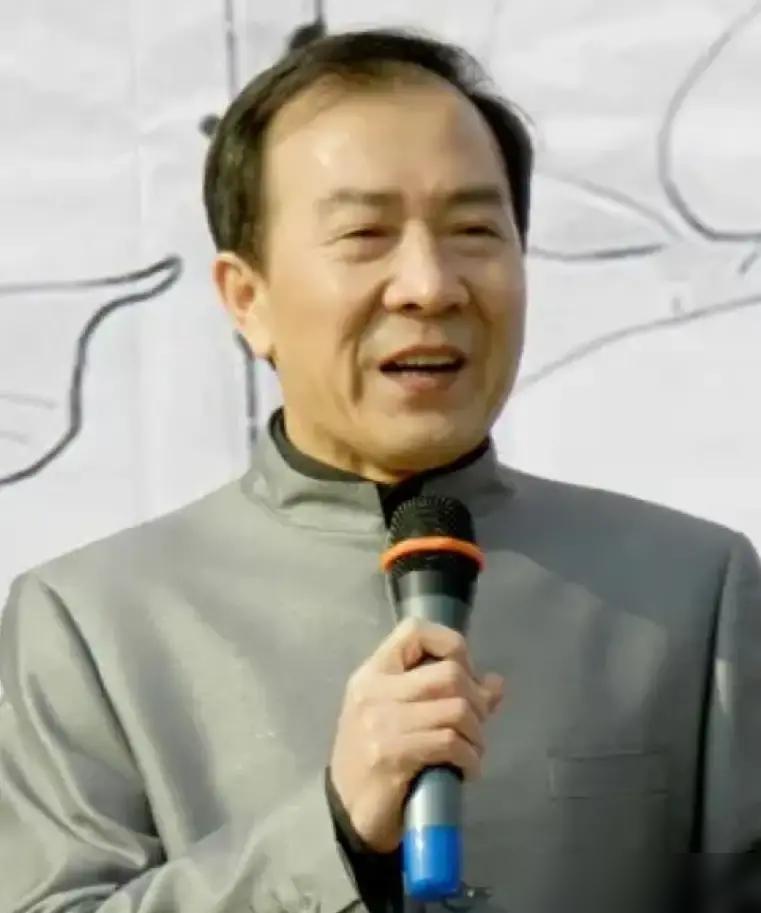 18年沉默，戴志诚终于清白。侯耀华直播一句“谢谢你照顾弟媳”，把陈年旧事翻了个面