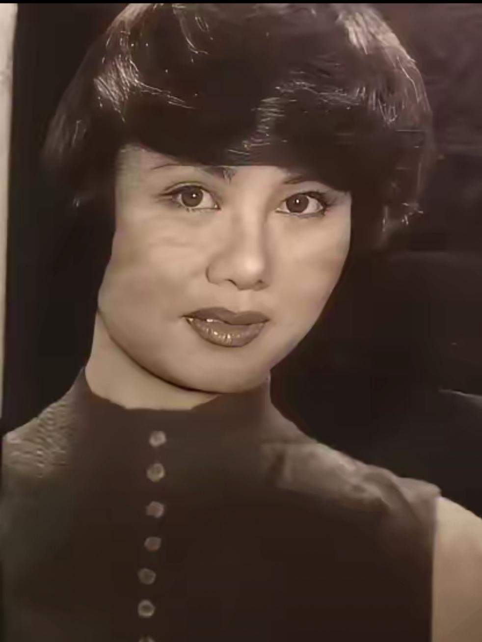1987年底，刘欢录制完湖南台晚会回到北京跟朋友说：我爱上湖南台的卢璐了，她长的