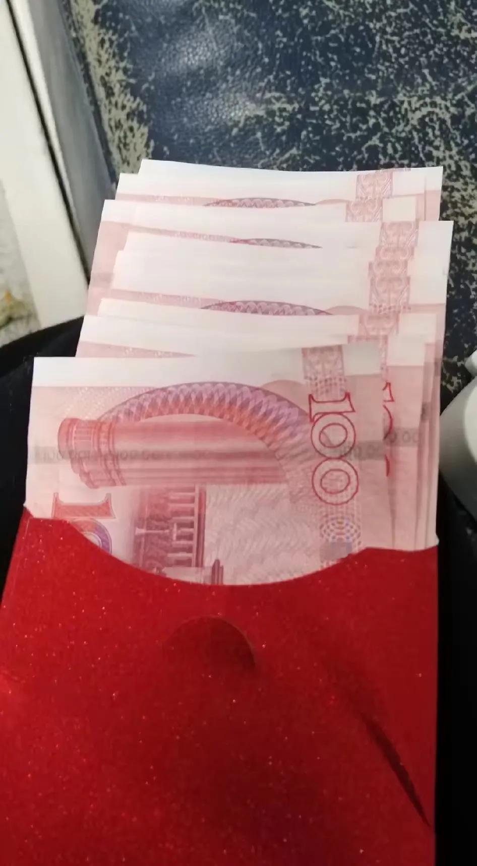 过年最头疼的不是走亲戚，是大姑姐的“红包套路”！每年她都抢着先给我娃塞1000压