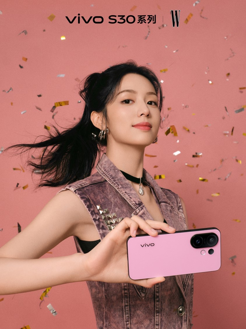 这套美图，周也手中的vivoS30系列新机很抢眼。这一代的S30系列主打高颜值