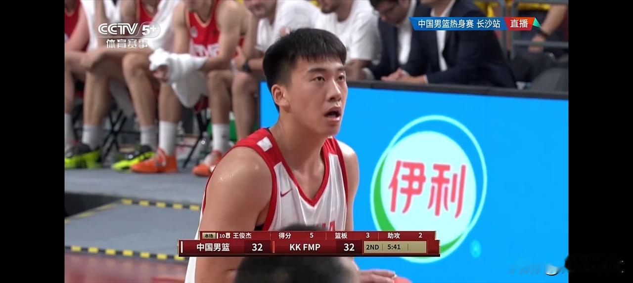 塞尔维亚命中压哨三分，中国队半场39比46落后塞尔维亚队！亏了焦泊乔首节下半段