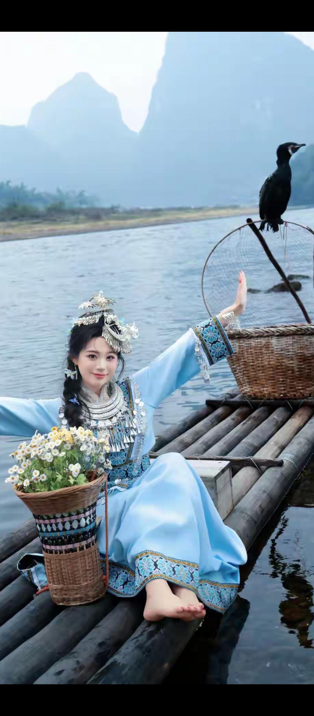 家乡美:竹筏轻摇，花影摇曳。