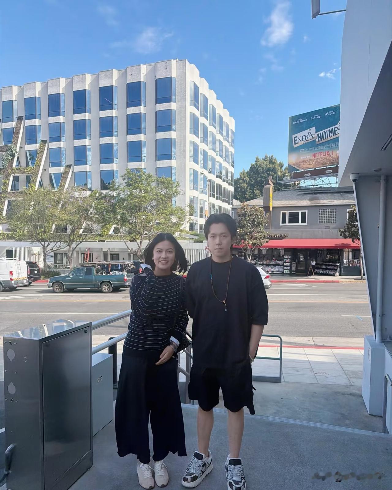 美女好自豪！王楚欣竟然同意合照？看王楚欣消失的右手，再看看王楚欣的表情好严谨